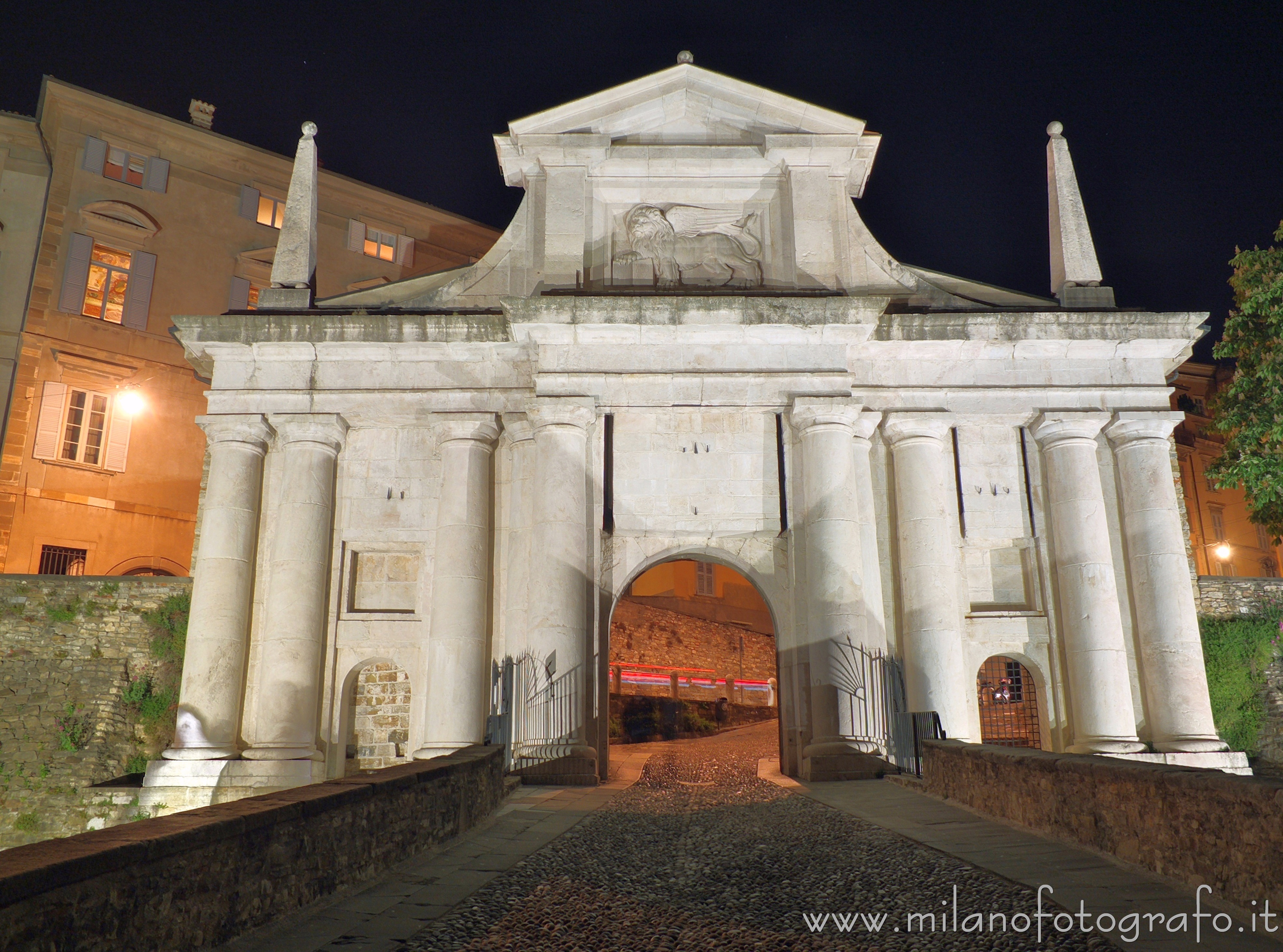 Bergamo - Porta San Giacomo in notturna